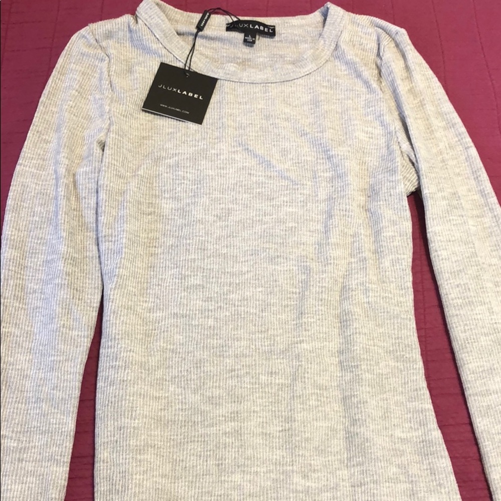 FITTED GRAY LONG SLEEVE.